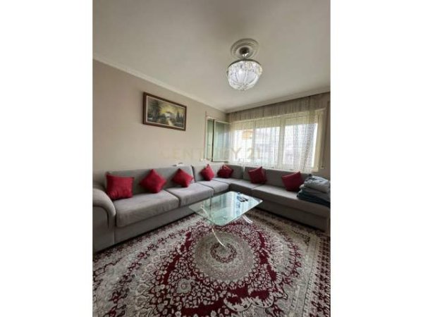 Tirane, jepet me qera garsonier Kati 3, 40 m² 300 Euro (Rruga e Ullishtes)