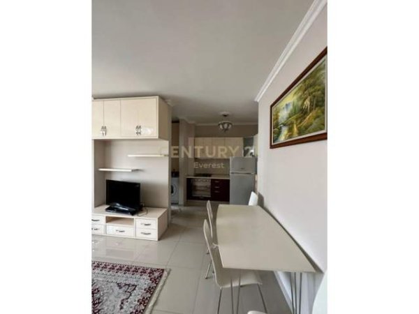 Tirane, jepet me qera garsonier Kati 3, 40 m² 300 Euro (Rruga e Ullishtes)
