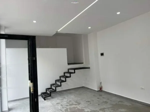 Tirane, jepet me qera dyqan Kati 0, 35 m² 300 Euro (shkolla e bashkuar)