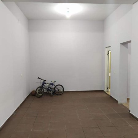 Tirane, jepet me qera garazh Kati 1, 80 m², 27.000 Leke (Rruga Kokonozve, Kodra e Priftit)