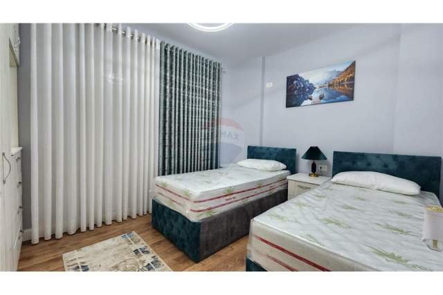 Tirane, jepet me qera apartament 2+1 Kati 1, 90 m² 680 Euro (Kompleksi Kontakt)