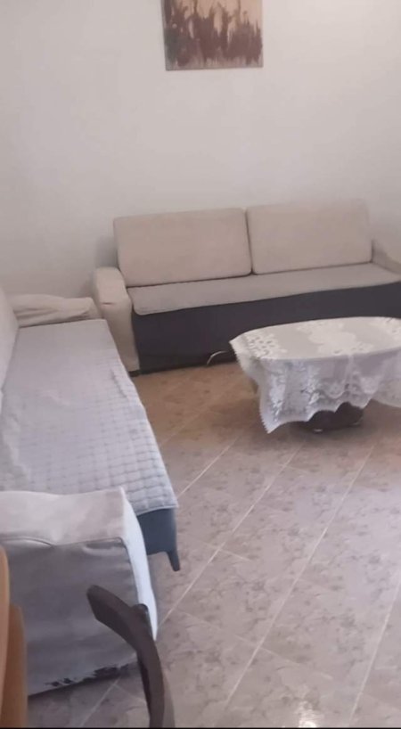 Tirane, jepet me qera Vile 1+1 Kati 2, 60 m² 25.000 Leke (Mbrapa Pallatit te Sportit)