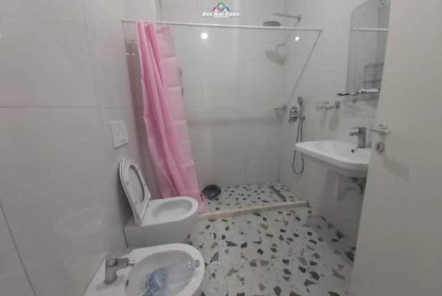 Tirane, jepet me qera apartament 2+1 Kati 4, 80 m² 400 Euro (ali)