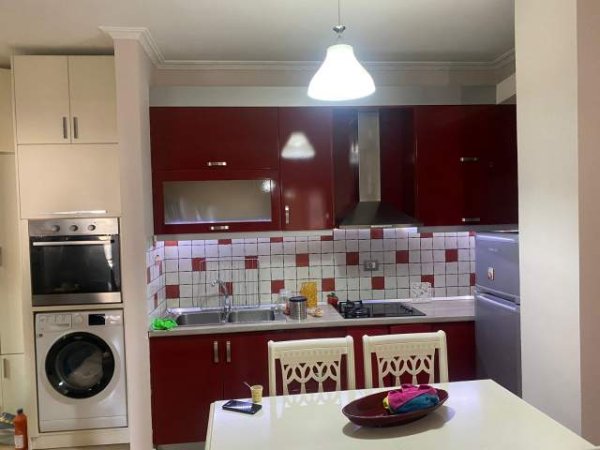 Tirane, jepet me qera 97 m² 350 Euro (Astir prane  Vila L)