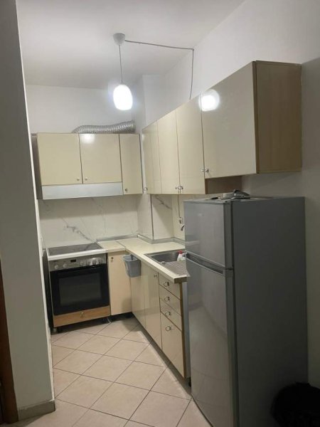 Tirane, jepet me qera apartament 1+1, Kati: 4, 400 € (Pallat i ri me ashensor, perballe Kompleksit Delijorgji)