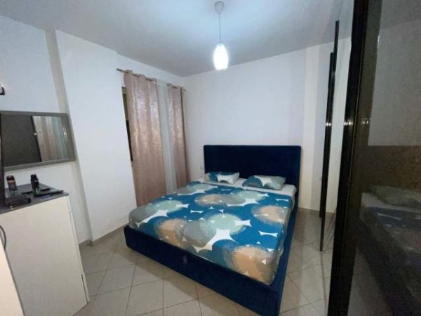 Tirane, jepet me qera apartament 1+1, Kati: 4, 400 € (Pallat i ri me ashensor, perballe Kompleksit Delijorgji)