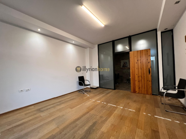 Tirane, jepet me qera zyre Kati 4, 132 m² 2.000 € (Garda e Republikes)