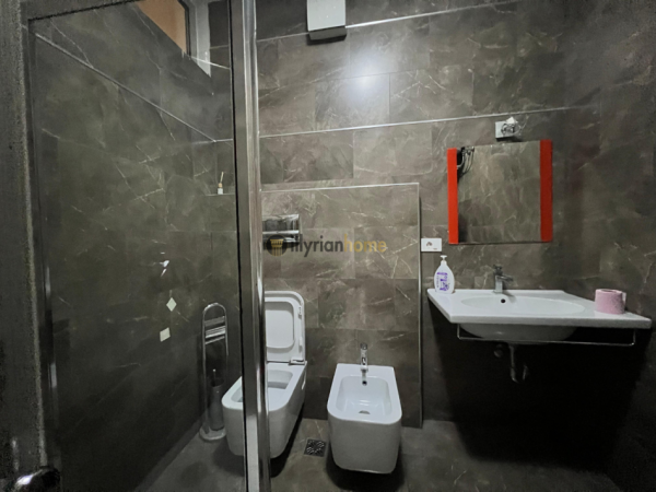 Tirane, jepet me qera zyre Kati 4, 132 m² 2.000 € (Garda e Republikes)