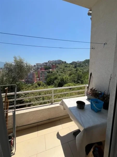 Tirane, jepet me qera apartament 2+1+Ballkon Kati 1, 85 m² 520 € (Kodra e Diellit)