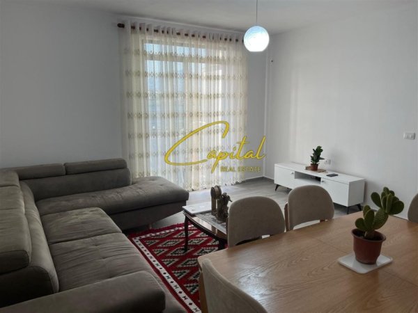 Tirane, jepet me qera Apartament 3+1 Kati 3, 120 m² 800 € ( 5 Maj )