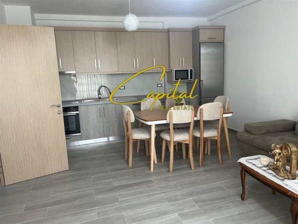 Tirane, jepet me qera Apartament 3+1 Kati 3, 120 m² 800 € ( 5 Maj )