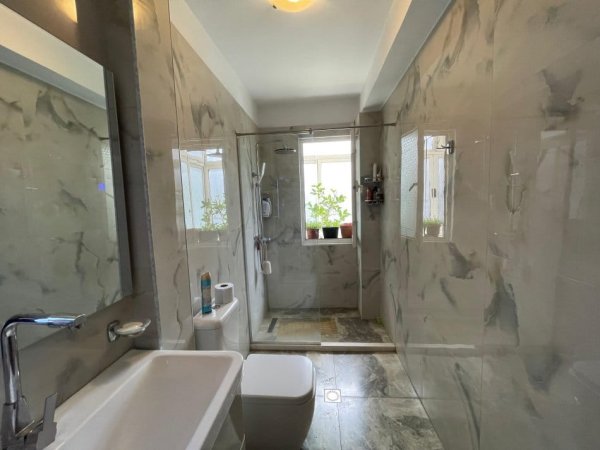 Tirane, jepet me qera apartament 3+1 Kati 2, 130 m² 1.200 € (blloku)
