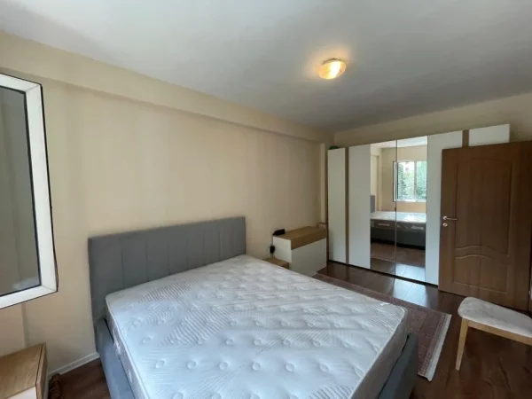 Tirane, jepet me qera apartament 3+1 Kati 2, 130 m² 1.200 € (blloku)