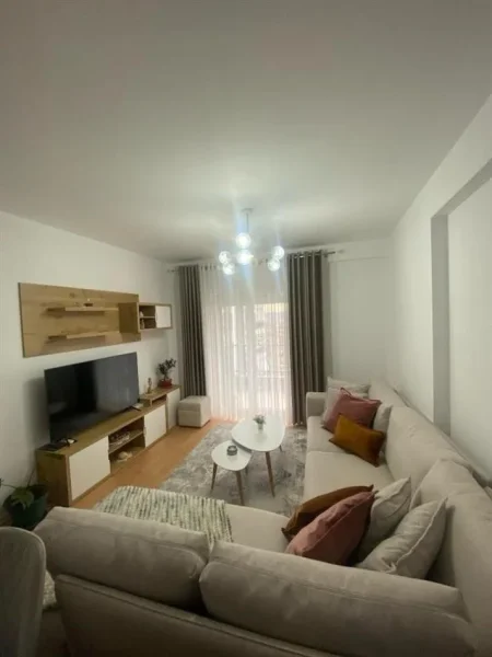 Tirane, jepet me qera apartament 2+1+Ballkon Kati 8, 99 m² 650 € (5 MAJI)