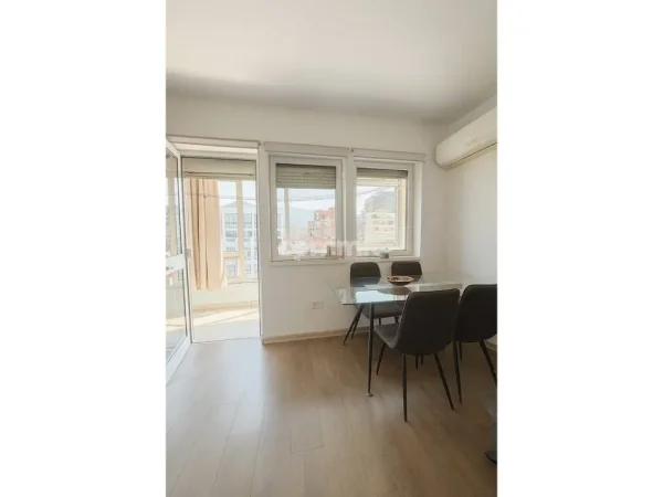 Tirane, jepet me qera apartament 1+1 Kati 7, 650 € 