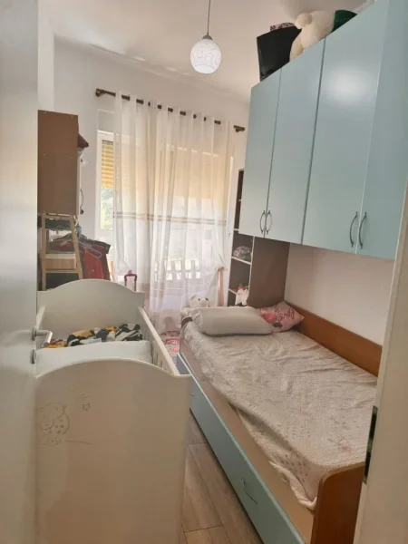 Tirane, jepet me qera apartament 2+1+Ballkon Kati 1, 70 m² 500 € (Ali Demi)