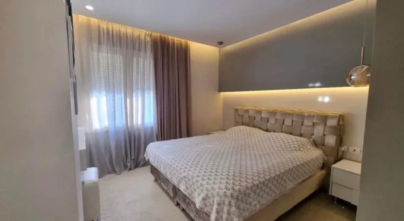 Tirane, jepet me qera apartament 2+1+Ballkon Kati 6, 100 m² 900 € (Komuna e Parisit)