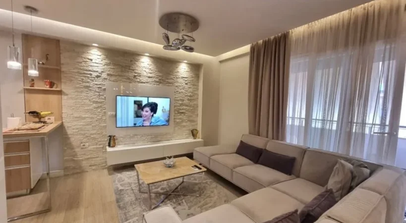 Tirane, jepet me qera apartament 2+1+Ballkon Kati 6, 100 m² 900 € (Komuna e Parisit)
