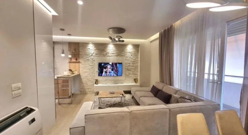 Tirane, jepet me qera apartament 2+1+Ballkon Kati 6, 100 m² 900 € (Komuna e Parisit)