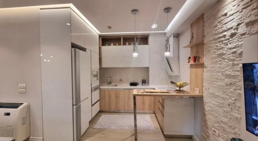 Tirane, jepet me qera apartament 2+1+Ballkon Kati 6, 100 m² 900 € (Komuna e Parisit)