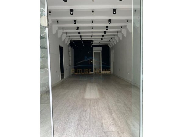 Tirane, jepet me qera ambjent biznesi Kati 0, 45 m² 850 € 