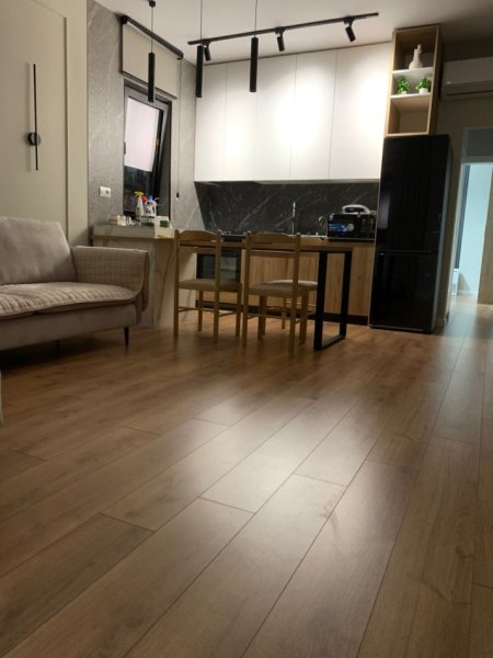 Tirane, jepet me qera apartament 1+1+Ballkon Kati 1, 65 m² 500 € (STACIONI TRENIT)