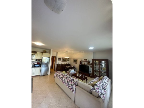 Tirane, jap me qera apartament 1+1 Kati 1, 132 m² 450 € (Fresku)