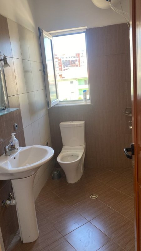 Tirane, jepet me qera apartament 2+1 Kati 3, 75 m² 400 € 