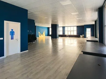 Tirane, jepet me qera ambjent biznesi Kati 2, 240 m² 2.400 € (Rruga Bardhyl)