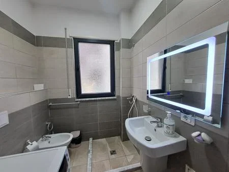 Tirane, jepet me qera apartament 2+1+2+Post Parkimi+Ballkon Kati 1, 85 m² 700 € (Don Bosko)
