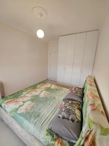 Tirane, jepet me qera apartament 2+1+Ballkon Kati 4, 96 m² 450 € 