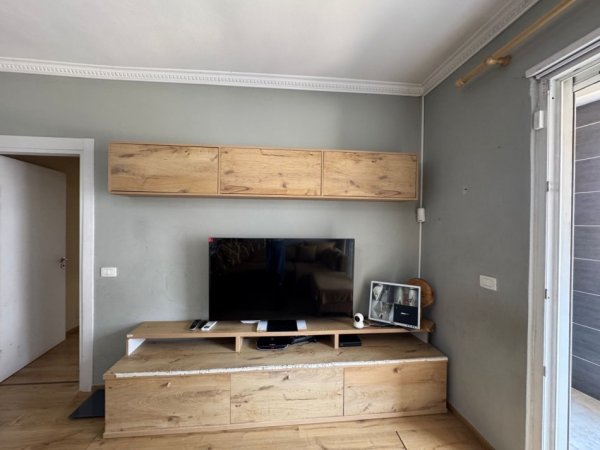 Tirane, jepet me qera apartament 2+1+Aneks+Ballkon Kati 4, 120 m² 1.000 € (Komuna Parisit)