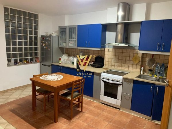 Tirane, jepet me qera apartament 3+1+Ballkon Kati 3, 125 m² 1.200 € (LIQENI ARTIFICIAL)