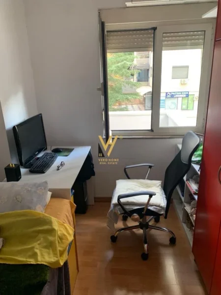 Tirane, jepet me qera apartament 3+1+Ballkon Kati 3, 125 m² 1.200 € (LIQENI ARTIFICIAL)