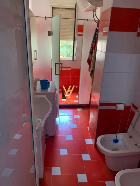 Tirane, jepet me qera apartament 3+1+Ballkon Kati 3, 125 m² 1.200 € (LIQENI ARTIFICIAL)