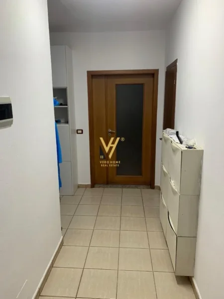 Tirane, jepet me qera apartament 3+1+Ballkon Kati 3, 125 m² 1.200 € (LIQENI ARTIFICIAL)