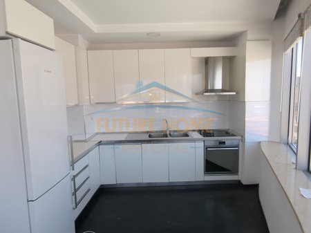 Tirane, jepet me qera apartament 3+1 Kati 4, 180 m² 1.500 € 