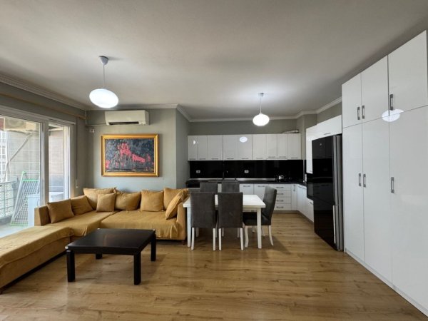 Tirane, shitet apartament 2+1+Ballkon Kati 4, 90 m² (Komuna e Parisit)