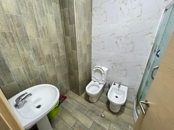 Tirane, jepet me qera apartament 2+1 Kati 3, 96 m² 650 € (Kompleksi Fz)