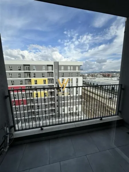 Tirane, jepet me qera apartament 1+1+Ballkon Kati 8, 65 m² 500 € (UNIVERS CITY)