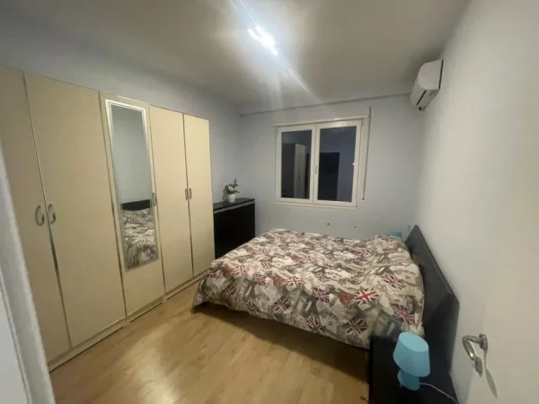 Tirane, jepet me qera apartament 2+1 Kati 3, 120 m² 600 € (kinostudio)