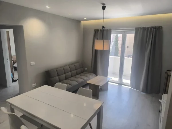 Tirane, shes apartament 1+1 Kati 3, 165.000 € (Rruga thanas ziko)