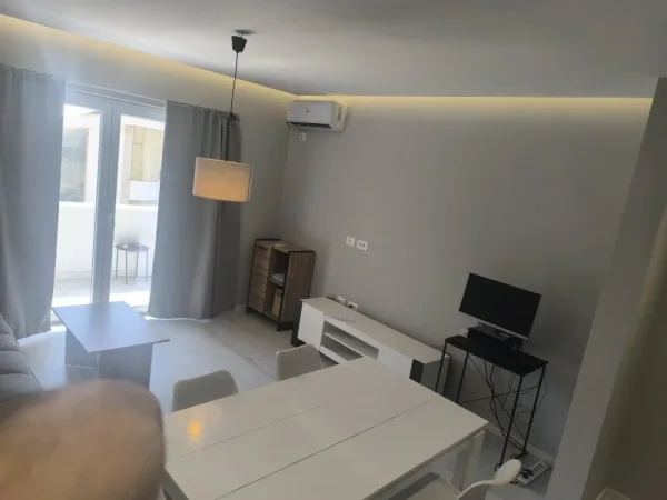 Tirane, shes apartament 1+1 Kati 3, 165.000 € (Rruga thanas ziko)