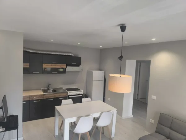 Tirane, shes apartament 1+1 Kati 3, 165.000 € (Rruga thanas ziko)