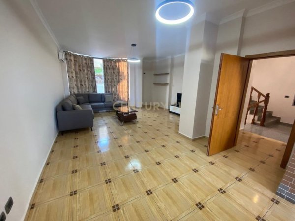 Tirane, jepet me qera Vile 3 Katshe Kati 1, 202 m² 1.200 € 