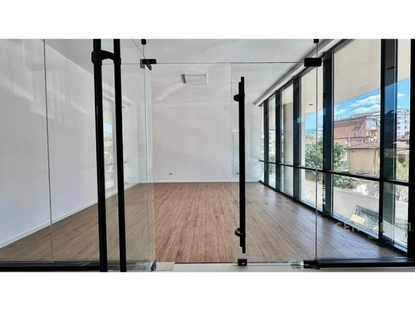 Tirane, jepet me qera zyre Kati 1, 44 m² 1.550 € (Mine Peza)