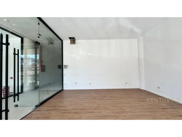Tirane, jepet me qera zyre Kati 1, 44 m² 1.550 € (Mine Peza)