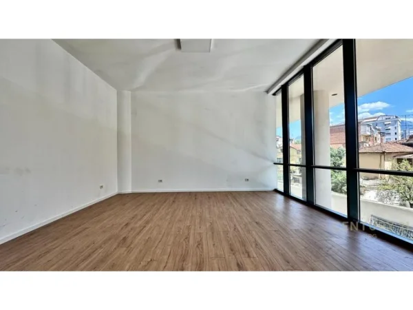 Tirane, jepet me qera zyre Kati 1, 44 m² 1.550 € (Mine Peza)