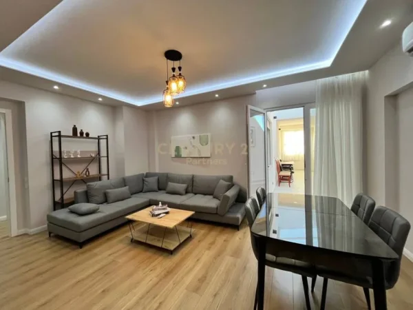 Tirane, jepet me qera apartament+verande | Penthouse 2+1 Kati 11, 950 € (Globe)