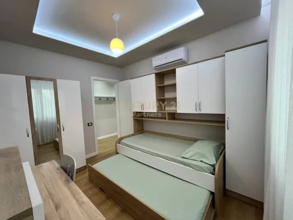 Tirane, jepet me qera apartament+verande | Penthouse 2+1 Kati 11, 950 € (Globe)